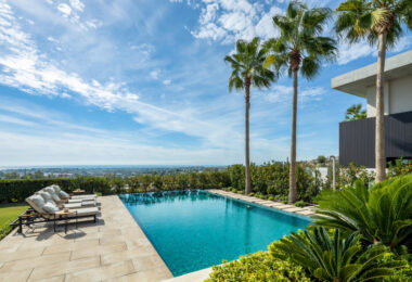 The Hills 5 is a remarkable villa designed by the renowned architect Diego Tobal, set in a prime location in the exclusive La Quinta area.