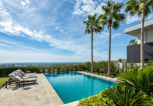 The Hills 5 is a remarkable villa designed by the renowned architect Diego Tobal, set in a prime location in the exclusive La Quinta area.