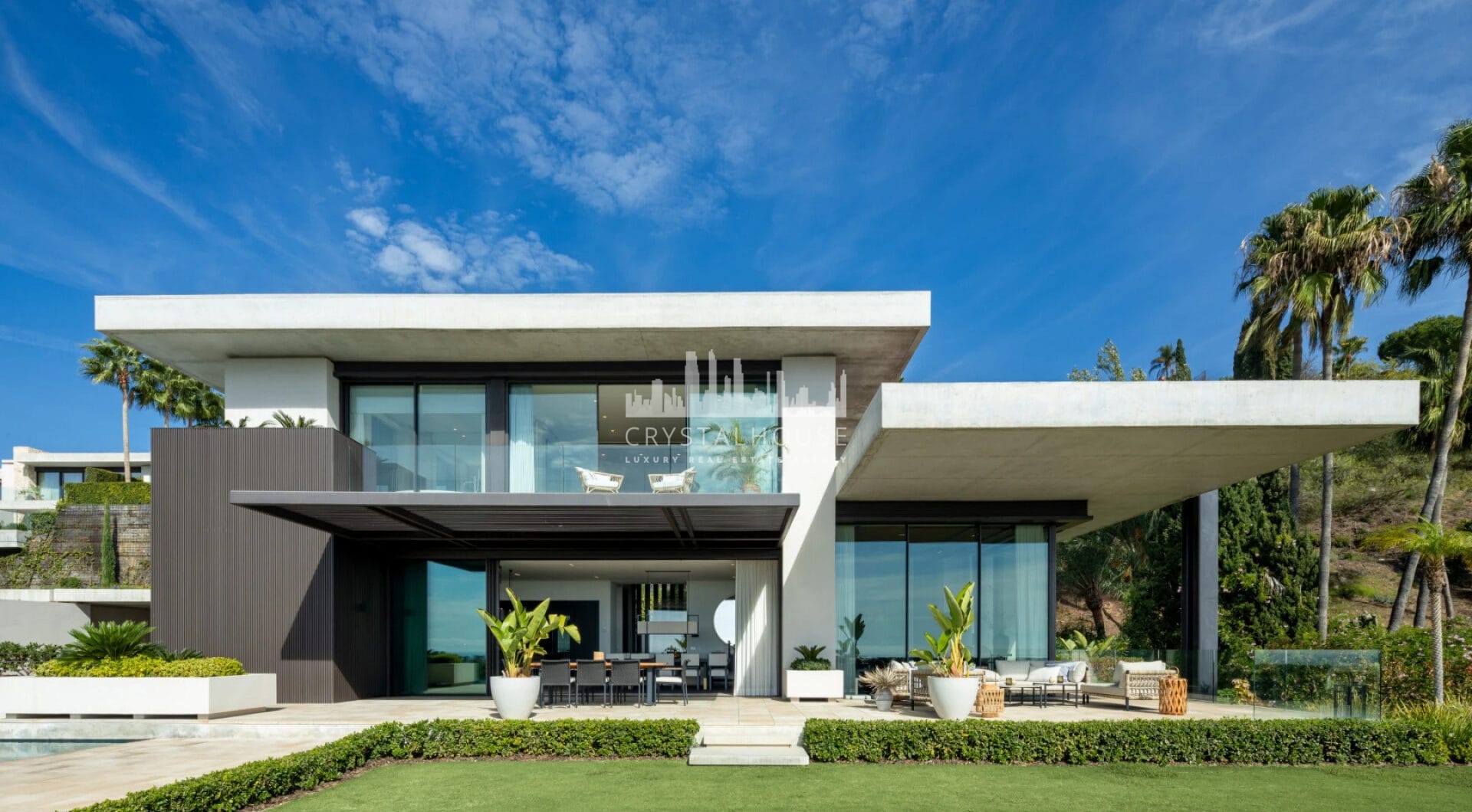 The Hills 5 is a remarkable villa designed by the renowned architect Diego Tobal, set in a prime location in the exclusive La Quinta area.