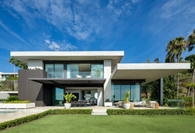 The Hills 5 is a remarkable villa designed by the renowned architect Diego Tobal, set in a prime location in the exclusive La Quinta area.