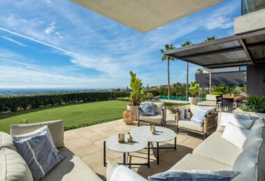 The Hills 5 is a remarkable villa designed by the renowned architect Diego Tobal, set in a prime location in the exclusive La Quinta area.