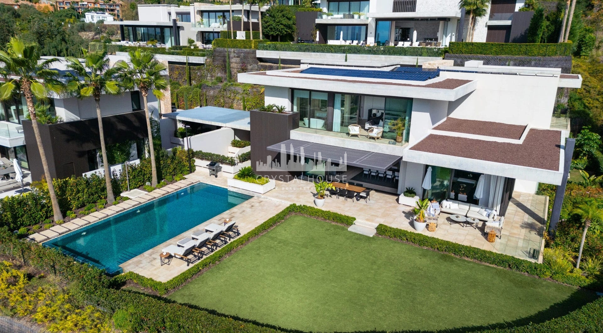 The Hills 5 is a remarkable villa designed by the renowned architect Diego Tobal, set in a prime location in the exclusive La Quinta area.