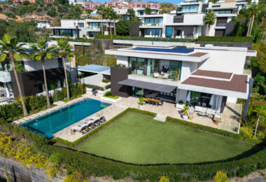 The Hills 5 is a remarkable villa designed by the renowned architect Diego Tobal, set in a prime location in the exclusive La Quinta area.