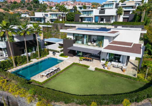 The Hills 5 is a remarkable villa designed by the renowned architect Diego Tobal, set in a prime location in the exclusive La Quinta area.