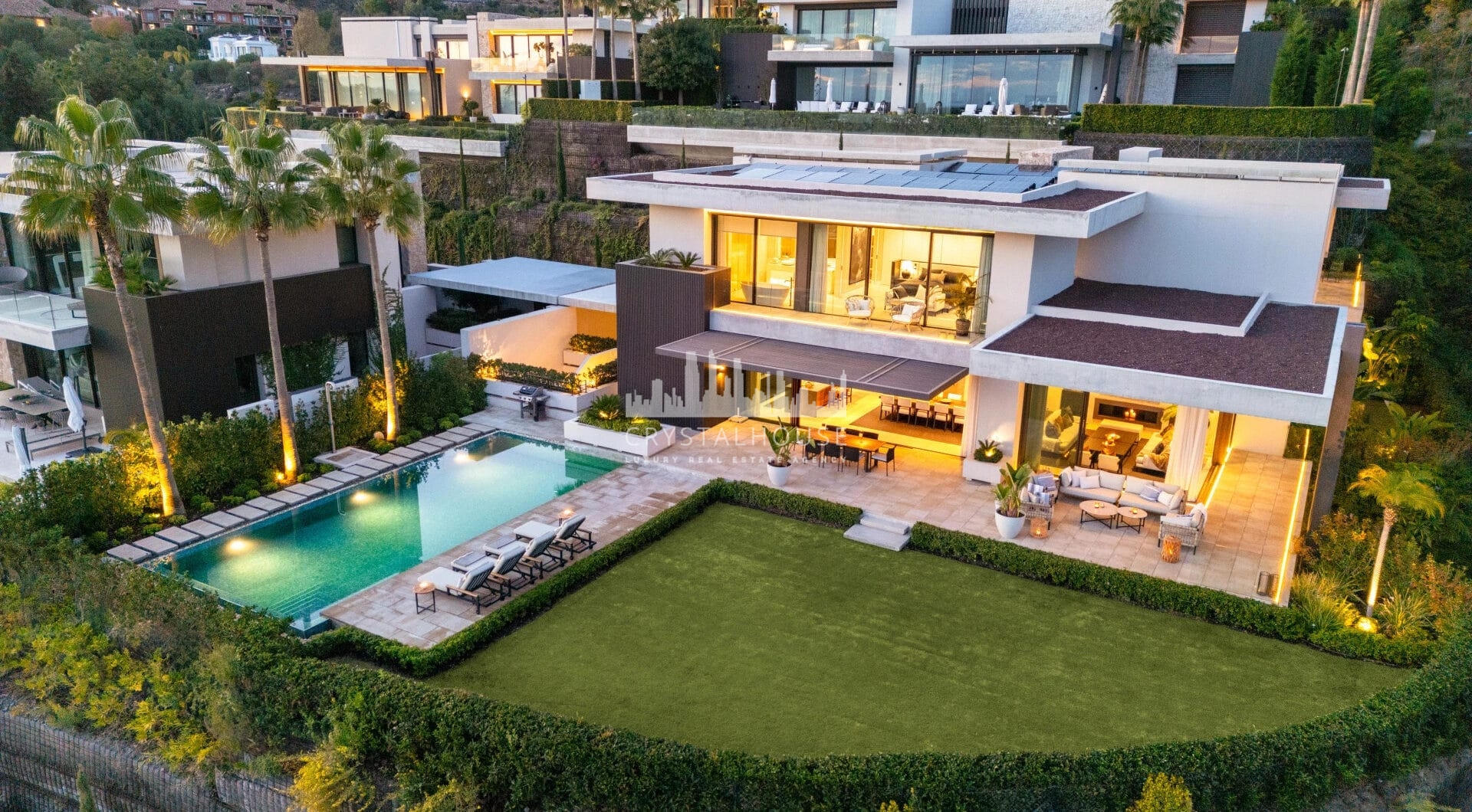 The Hills 5 is a remarkable villa designed by the renowned architect Diego Tobal, set in a prime location in the exclusive La Quinta area.