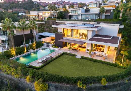 The Hills 5 is a remarkable villa designed by the renowned architect Diego Tobal, set in a prime location in the exclusive La Quinta area.