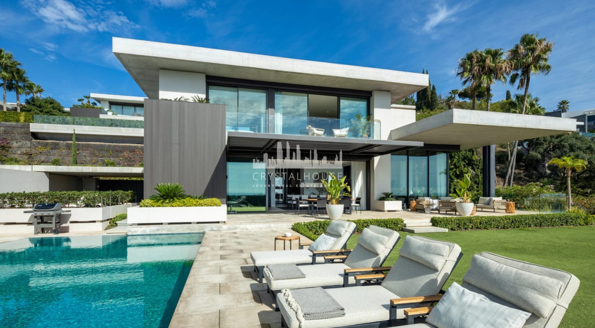 The Hills 5 is a remarkable villa designed by the renowned architect Diego Tobal, set in a prime location in the exclusive La Quinta area.