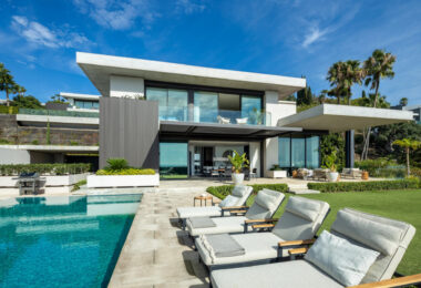 The Hills 5 is a remarkable villa designed by the renowned architect Diego Tobal, set in a prime location in the exclusive La Quinta area.