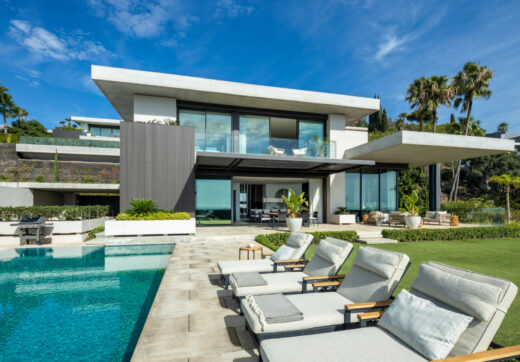 The Hills 5 is a remarkable villa designed by the renowned architect Diego Tobal, set in a prime location in the exclusive La Quinta area.