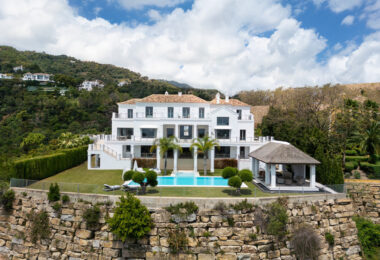 Stunning mansion with a blend of modern and traditional Andalusian architecture in the prestigious El Madroñal residential area, adjacent to La Zagaleta, in Benahavís – Marbella.