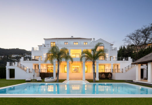 Stunning mansion with a blend of modern and traditional Andalusian architecture in the prestigious El Madroñal residential area, adjacent to La Zagaleta, in Benahavís – Marbella.