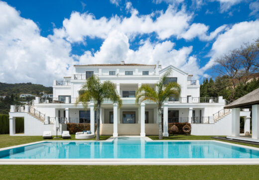 Stunning mansion with a blend of modern and traditional Andalusian architecture in the prestigious El Madroñal residential area, adjacent to La Zagaleta, in Benahavís – Marbella.
