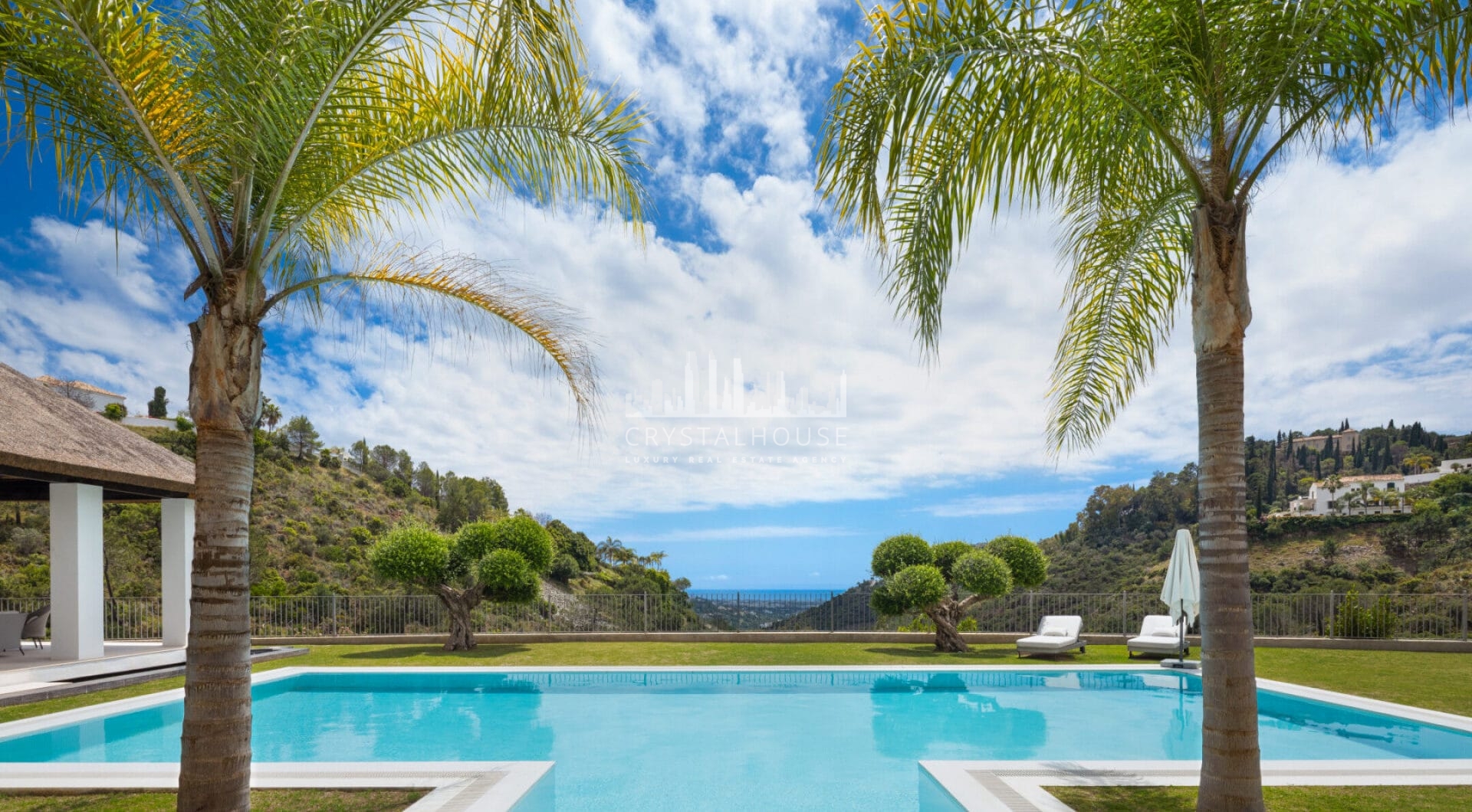 Stunning mansion with a blend of modern and traditional Andalusian architecture in the prestigious El Madroñal residential area, adjacent to La Zagaleta, in Benahavís – Marbella.
