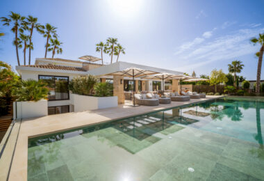 Villa Azteca is an enchanting villa nestled in the highly coveted Aloha area.