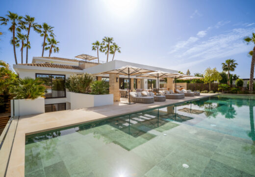 Villa Azteca is an enchanting villa nestled in the highly coveted Aloha area.