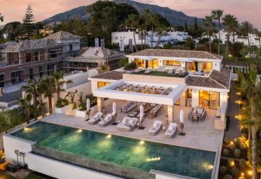 Villa Azteca is an enchanting villa nestled in the highly coveted Aloha area.