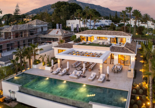 Villa Azteca is an enchanting villa nestled in the highly coveted Aloha area.