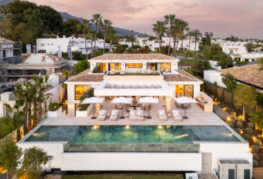 Villa Azteca is an enchanting villa nestled in the highly coveted Aloha area.