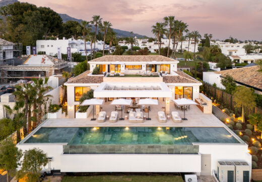 Villa Azteca is an enchanting villa nestled in the highly coveted Aloha area.