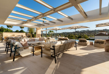 Villa Azteca is an enchanting villa nestled in the highly coveted Aloha area.