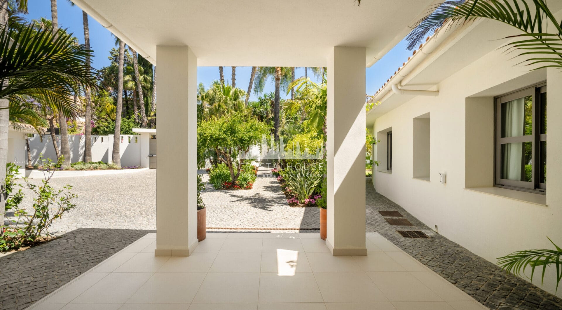 This exclusive luxury bungalow enjoys a magnificent south-facing garden, giving it privileged solar exposure and partial golf views.