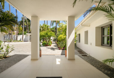 This exclusive luxury bungalow enjoys a magnificent south-facing garden, giving it privileged solar exposure and partial golf views.