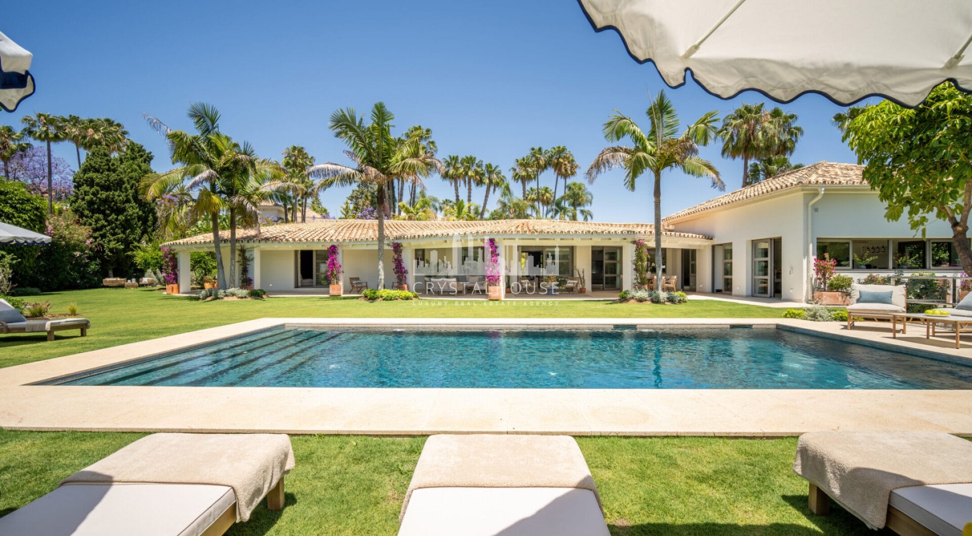This exclusive luxury bungalow enjoys a magnificent south-facing garden, giving it privileged solar exposure and partial golf views.