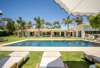 This exclusive luxury bungalow enjoys a magnificent south-facing garden, giving it privileged solar exposure and partial golf views.