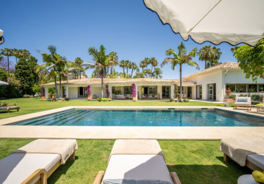 This exclusive luxury bungalow enjoys a magnificent south-facing garden, giving it privileged solar exposure and partial golf views.