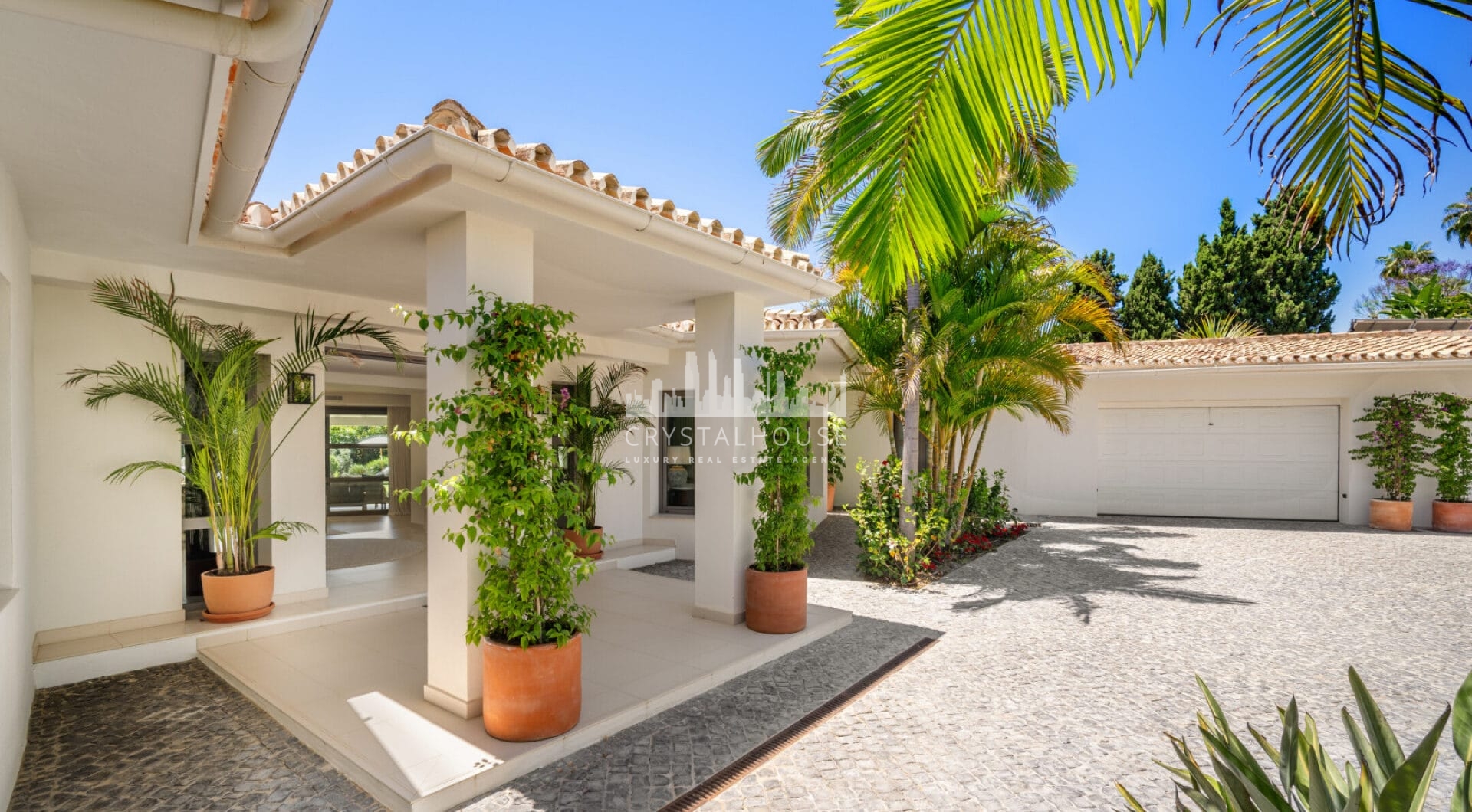 This exclusive luxury bungalow enjoys a magnificent south-facing garden, giving it privileged solar exposure and partial golf views.