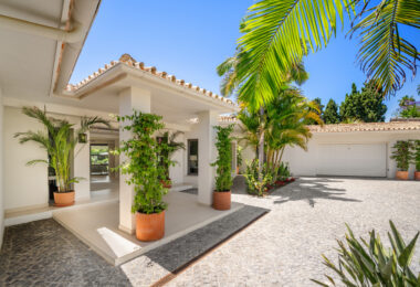 This exclusive luxury bungalow enjoys a magnificent south-facing garden, giving it privileged solar exposure and partial golf views.