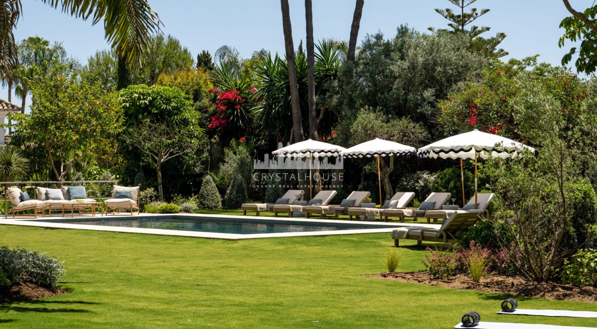 This exclusive luxury bungalow enjoys a magnificent south-facing garden, giving it privileged solar exposure and partial golf views.