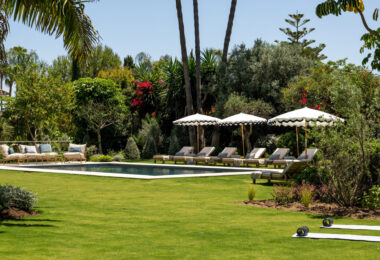 This exclusive luxury bungalow enjoys a magnificent south-facing garden, giving it privileged solar exposure and partial golf views.