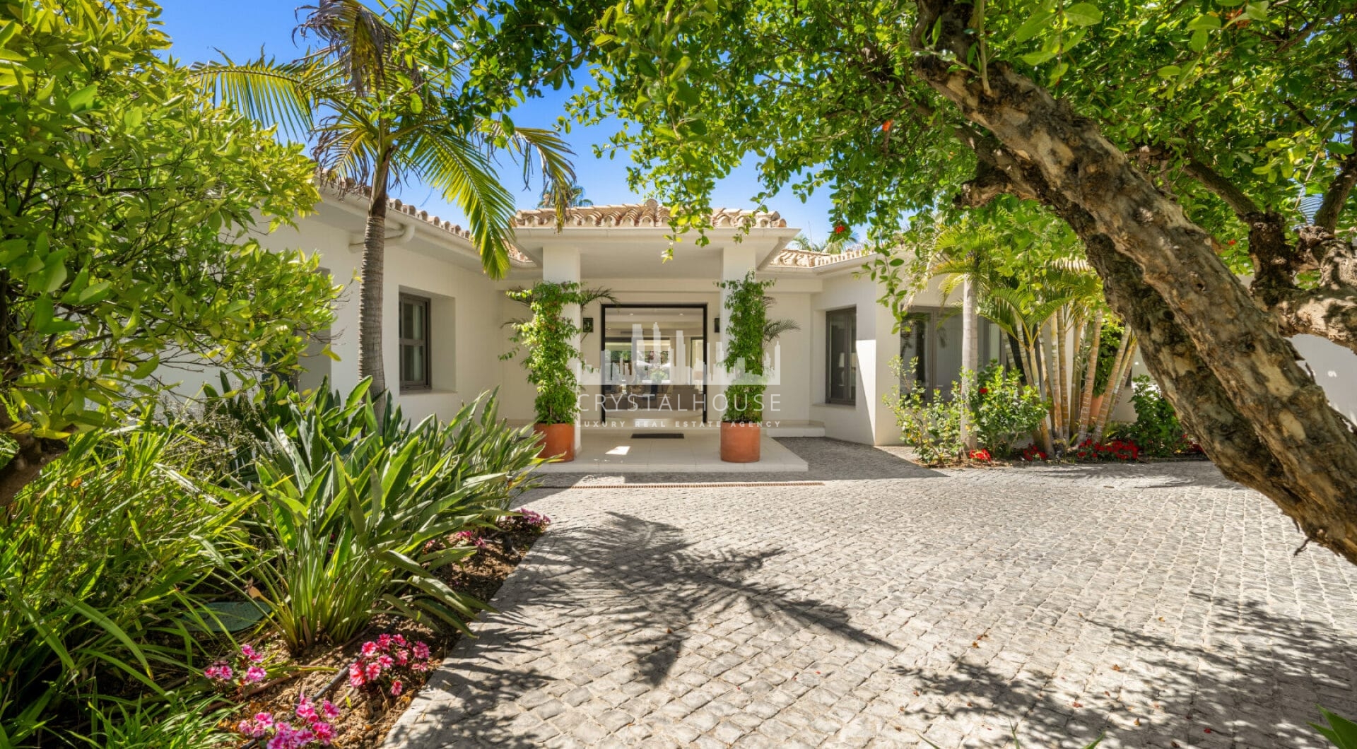 This exclusive luxury bungalow enjoys a magnificent south-facing garden, giving it privileged solar exposure and partial golf views.