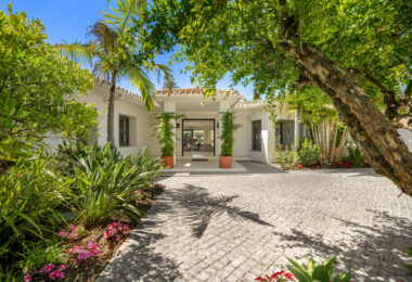 This exclusive luxury bungalow enjoys a magnificent south-facing garden, giving it privileged solar exposure and partial golf views.