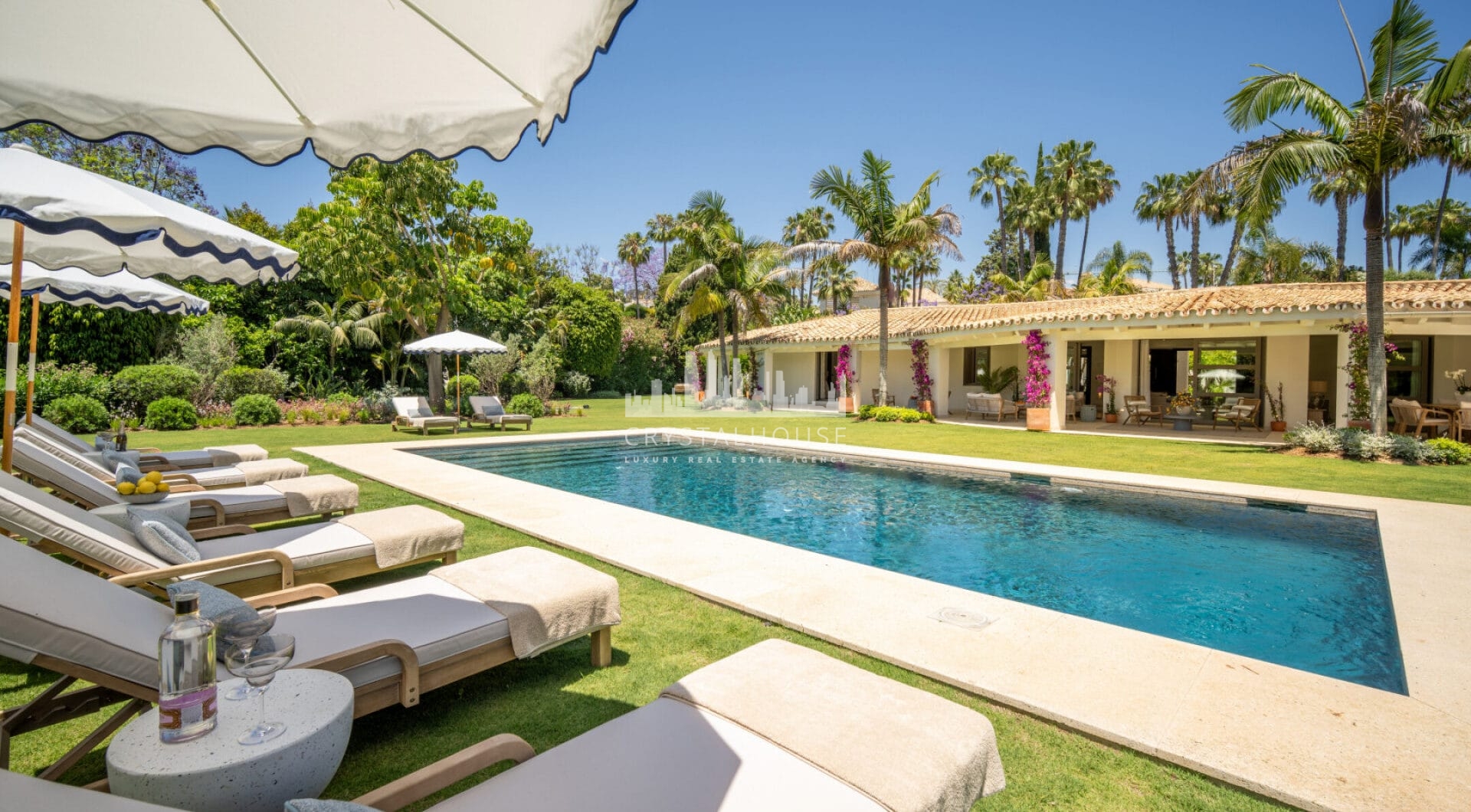This exclusive luxury bungalow enjoys a magnificent south-facing garden, giving it privileged solar exposure and partial golf views.