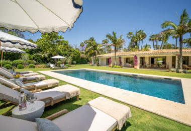 This exclusive luxury bungalow enjoys a magnificent south-facing garden, giving it privileged solar exposure and partial golf views.