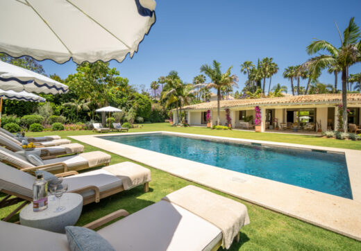 This exclusive luxury bungalow enjoys a magnificent south-facing garden, giving it privileged solar exposure and partial golf views.