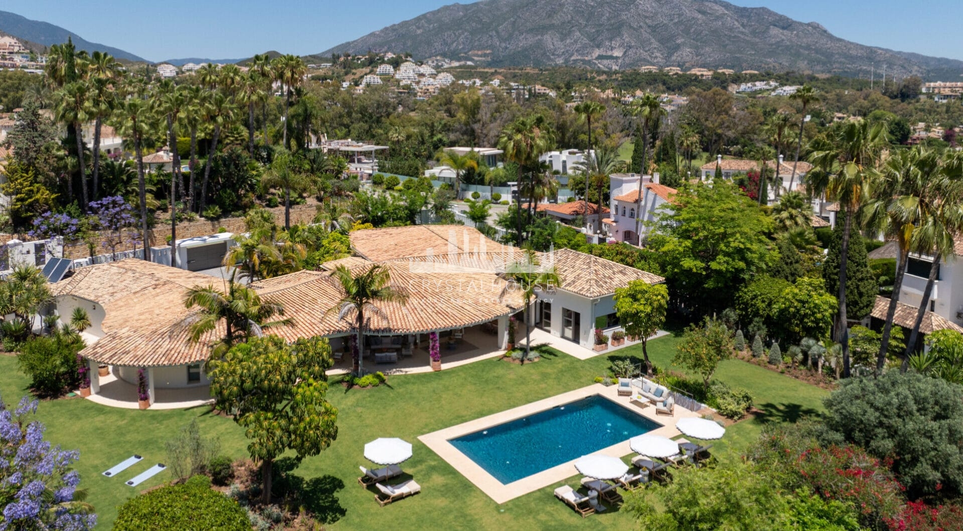 This exclusive luxury bungalow enjoys a magnificent south-facing garden, giving it privileged solar exposure and partial golf views.