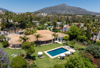This exclusive luxury bungalow enjoys a magnificent south-facing garden, giving it privileged solar exposure and partial golf views.