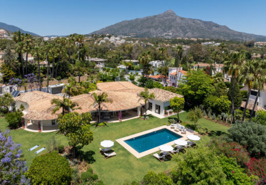 This exclusive luxury bungalow enjoys a magnificent south-facing garden, giving it privileged solar exposure and partial golf views.