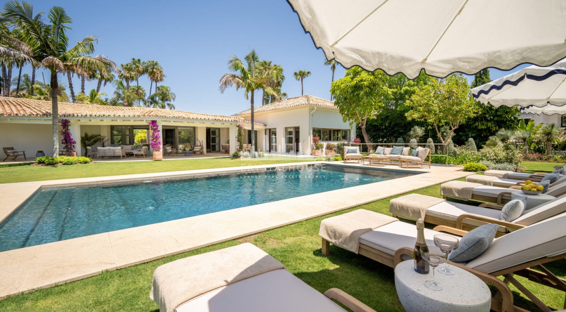 This exclusive luxury bungalow enjoys a magnificent south-facing garden, giving it privileged solar exposure and partial golf views.