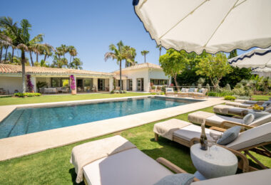 This exclusive luxury bungalow enjoys a magnificent south-facing garden, giving it privileged solar exposure and partial golf views.