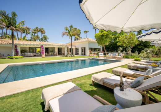 This exclusive luxury bungalow enjoys a magnificent south-facing garden, giving it privileged solar exposure and partial golf views.