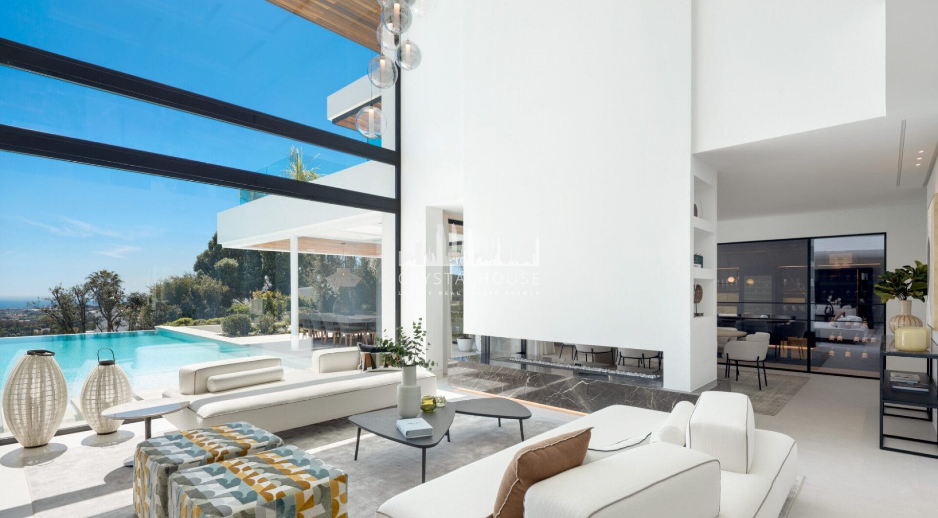 Discover an extraordinary contemporary villa in the exclusive gated community of Lomas de La Quinta, designed by the renowned architect Carlos Lamas and with interiors by La Albaida.