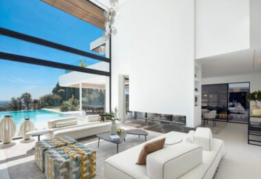 Discover an extraordinary contemporary villa in the exclusive gated community of Lomas de La Quinta, designed by the renowned architect Carlos Lamas and with interiors by La Albaida.