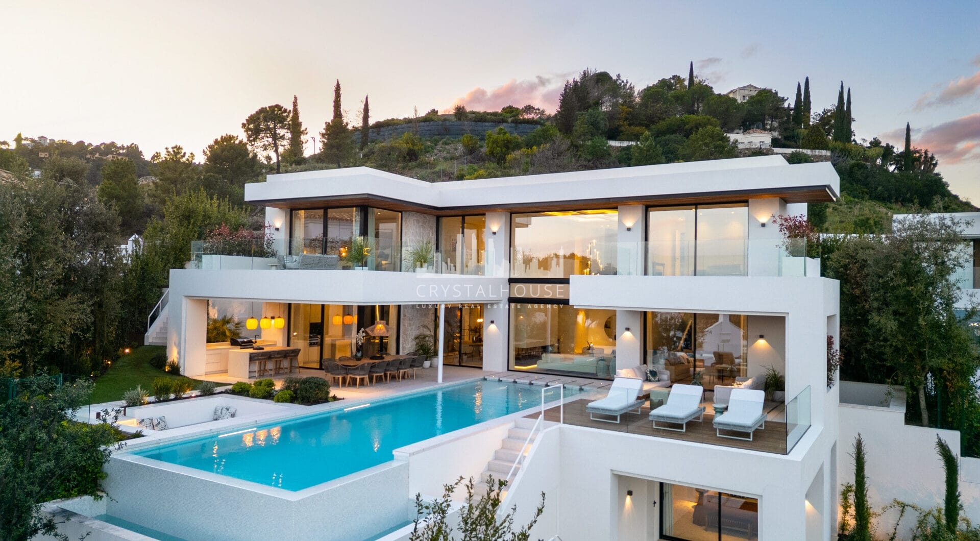 Discover an extraordinary contemporary villa in the exclusive gated community of Lomas de La Quinta, designed by the renowned architect Carlos Lamas and with interiors by La Albaida.