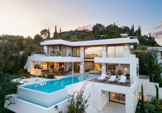 Discover an extraordinary contemporary villa in the exclusive gated community of Lomas de La Quinta, designed by the renowned architect Carlos Lamas and with interiors by La Albaida.