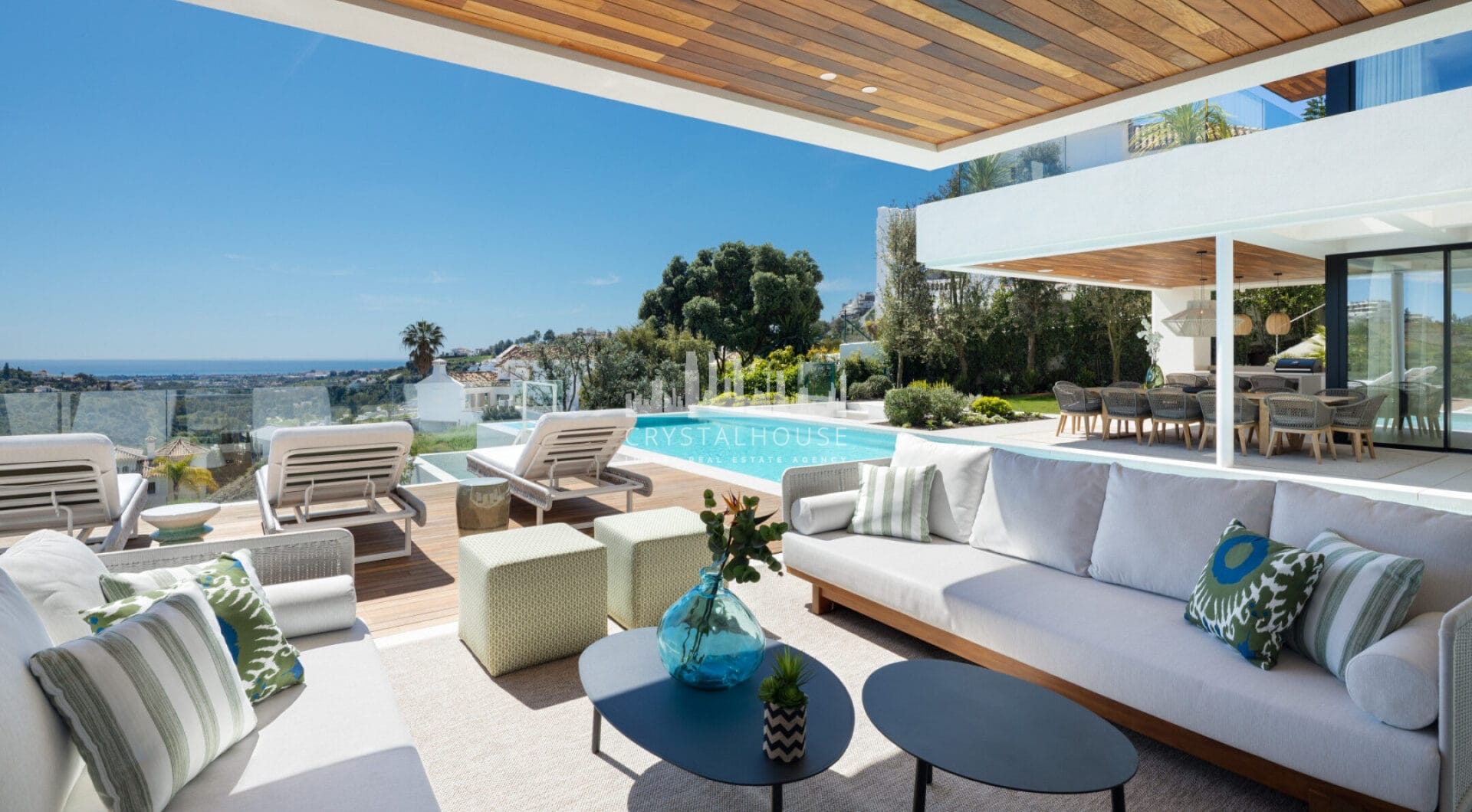 Discover an extraordinary contemporary villa in the exclusive gated community of Lomas de La Quinta, designed by the renowned architect Carlos Lamas and with interiors by La Albaida.