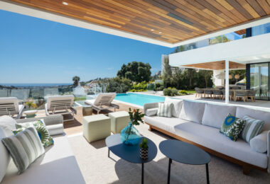 Discover an extraordinary contemporary villa in the exclusive gated community of Lomas de La Quinta, designed by the renowned architect Carlos Lamas and with interiors by La Albaida.